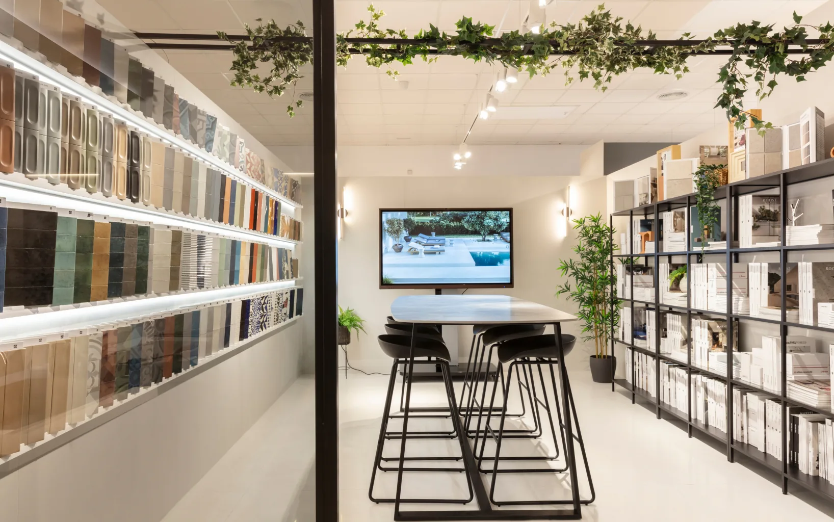 Zona del showroom con muestrarios de baños, suelos y revestimientos